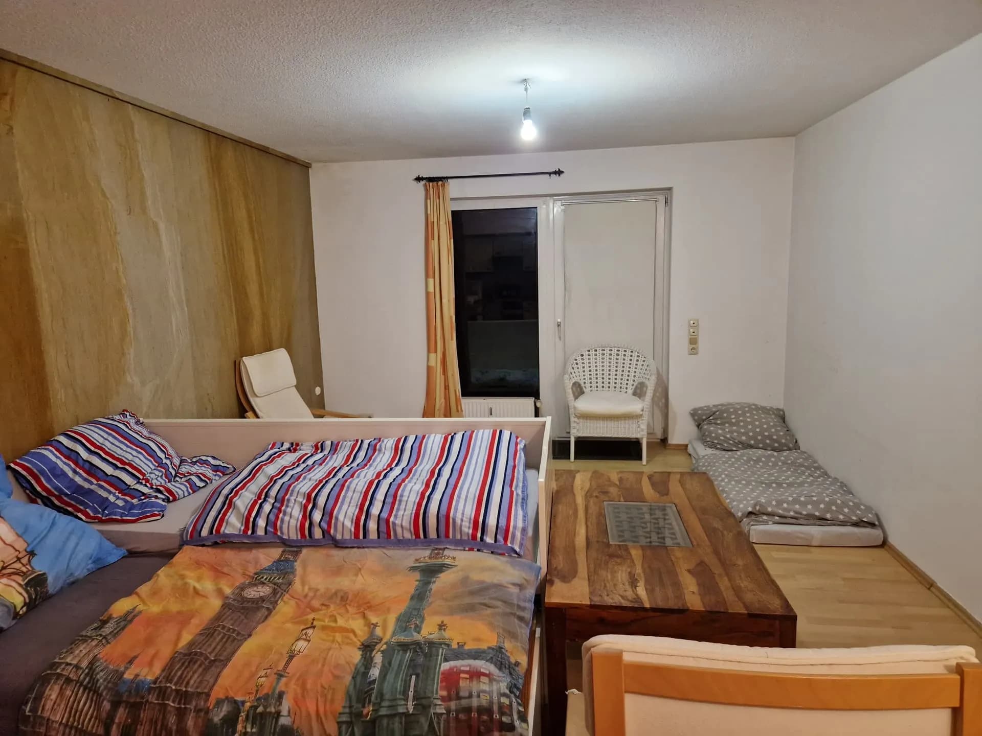 Betten und Matratzen mit bunter Bettwäsche in einem privaten Schlafzimmer
