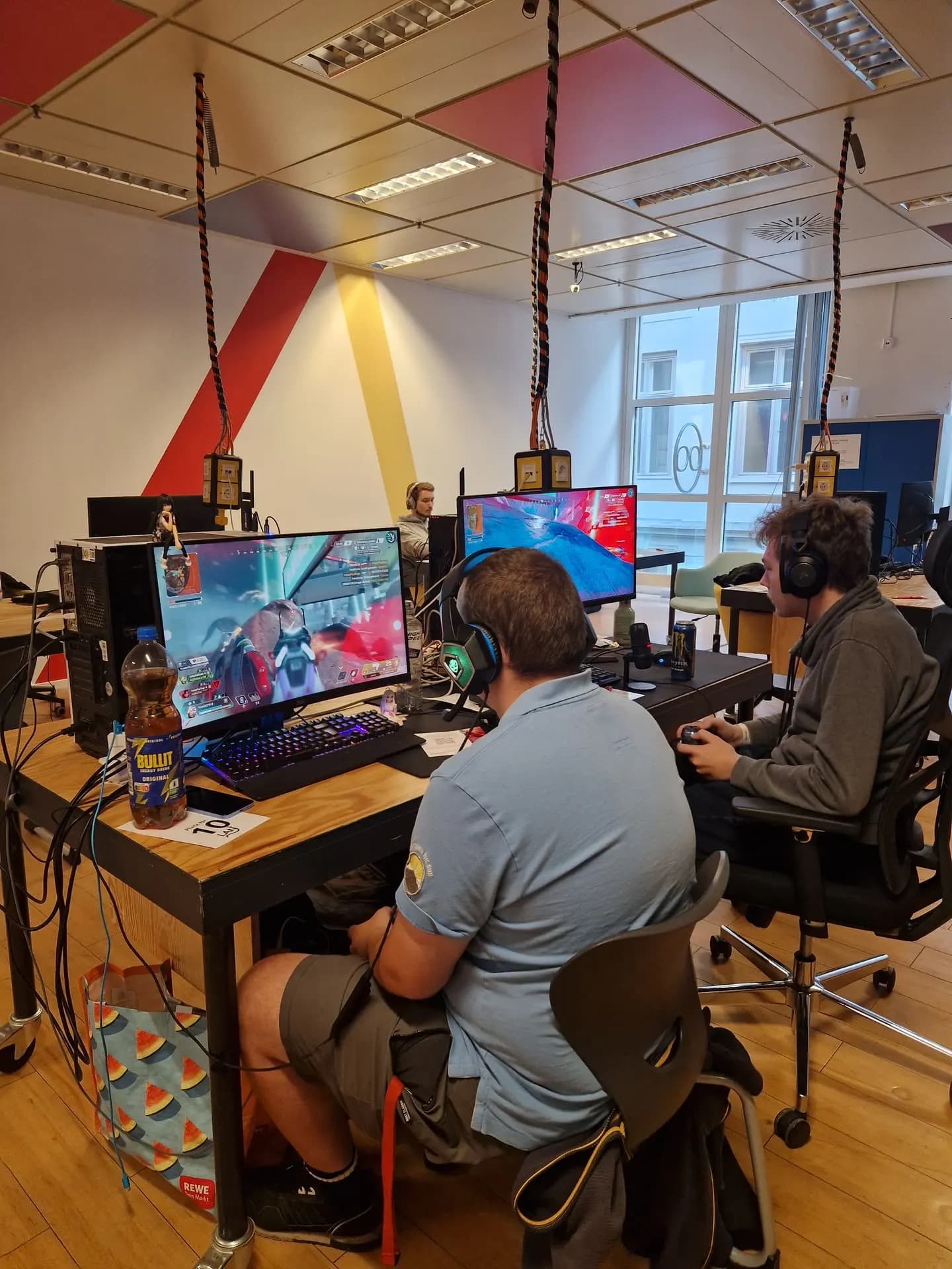 Ältere Teilnehmende der Community beim gemeinsamen Zocken
