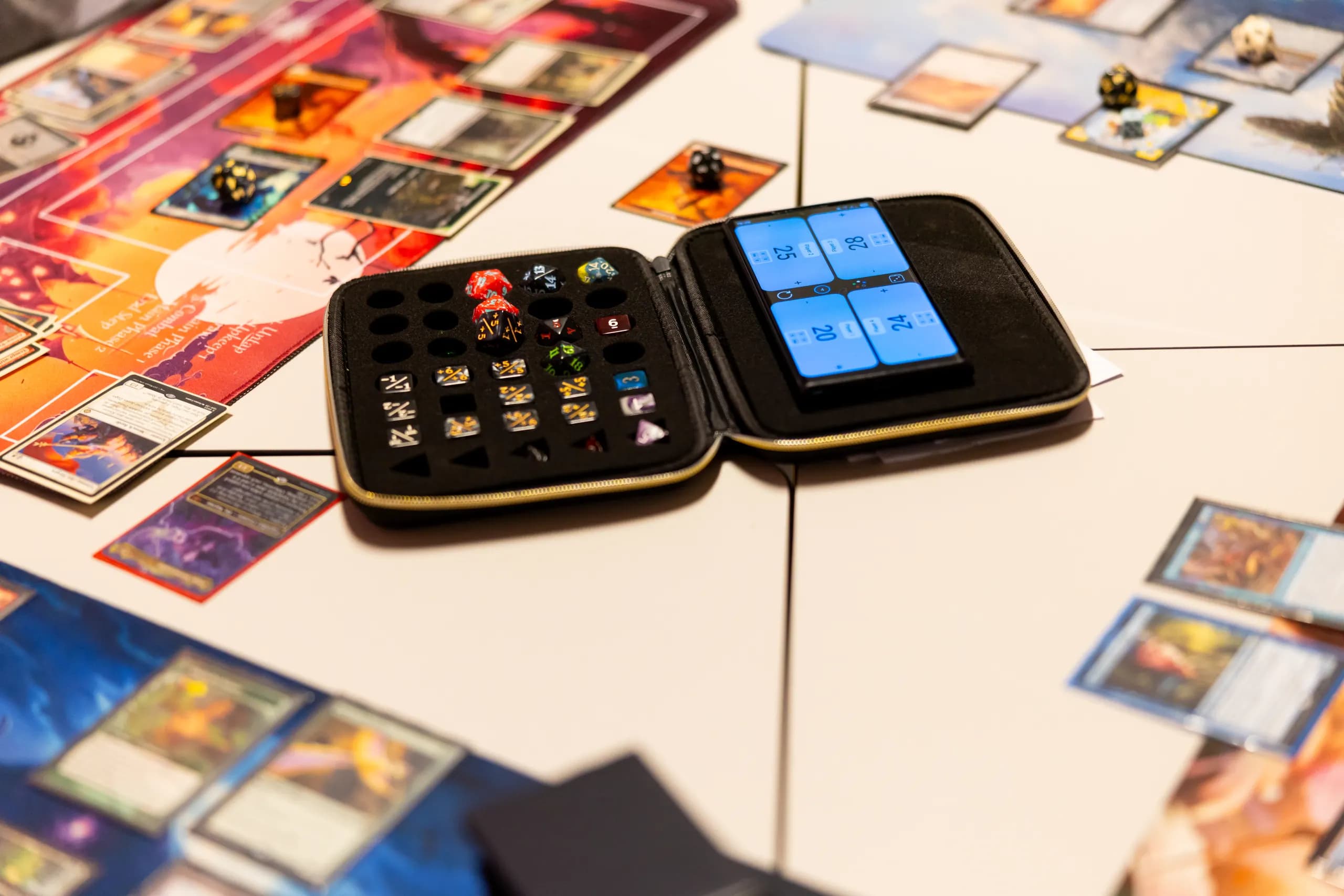 Magic-Karten und eine Würfelbox auf einem Spieltisch