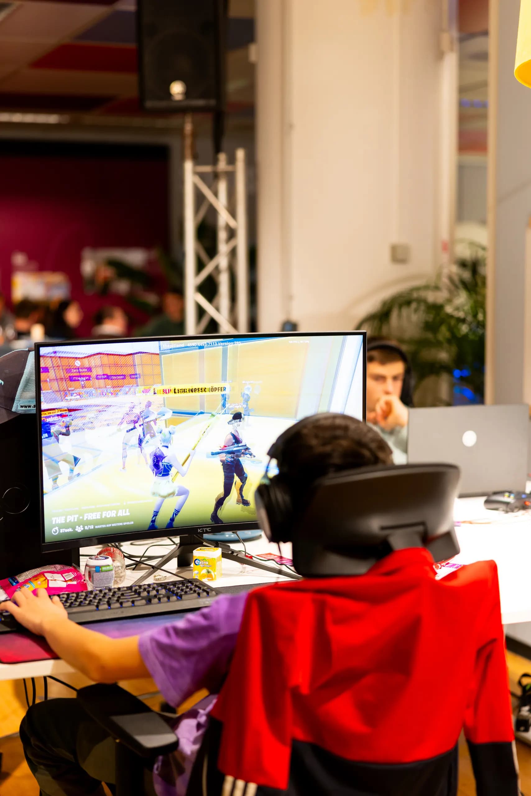 Teilnehmende bauen ihre Setups in der LAN-Area der Lübeck LAN auf