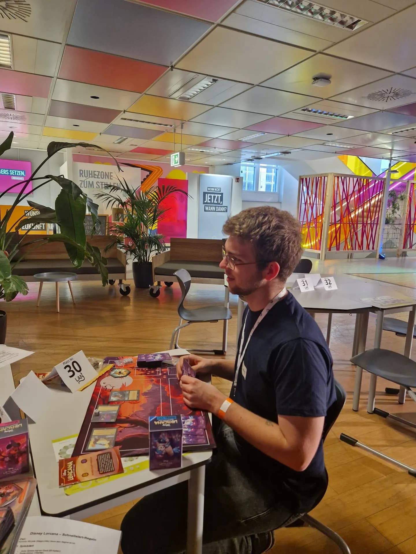 Lorcana-Runde auf der Lübeck LAN 2025 – Spielmatte, Karten und die Schnellstart-Regeln auf dem Tisch.