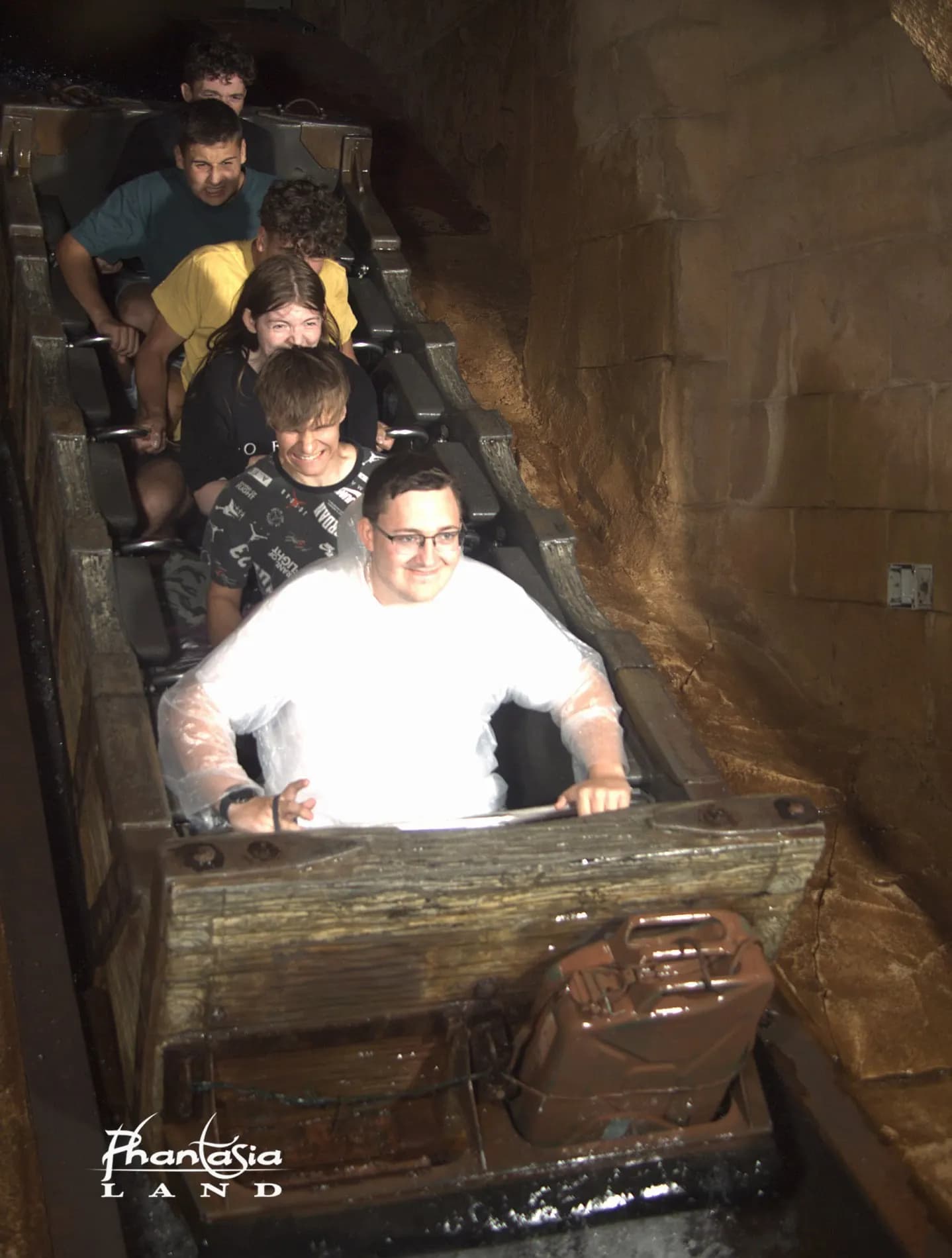 Junge Menschen auf einer Wasserbahn in einem Freizeitpark während eines Vereinsausflugs
