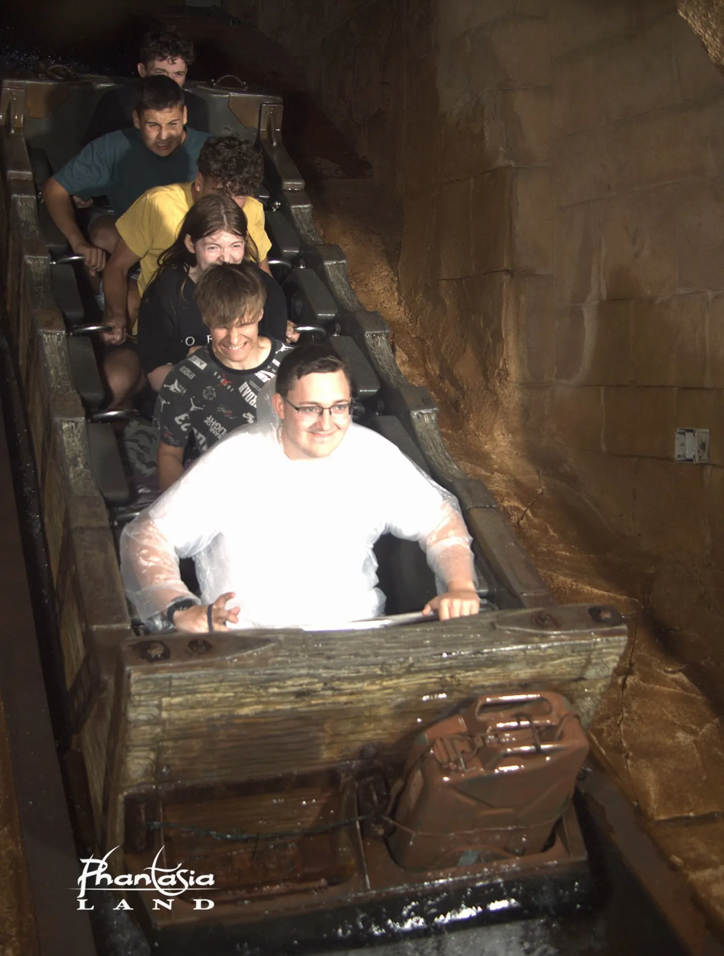Junge Menschen auf einer Wasserbahn in einem Freizeitpark während eines Vereinsausflugs
