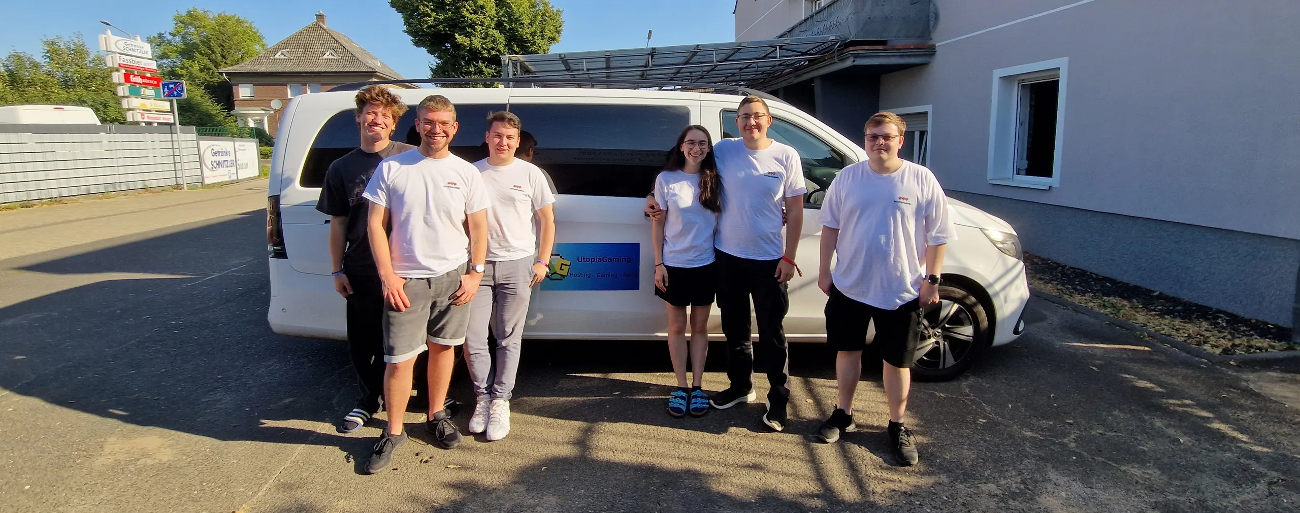 Sechs Teammitglieder des UtopiaGaming e.V. in Vereinsshirts vor dem Bus zur Gamescom-Fahrt